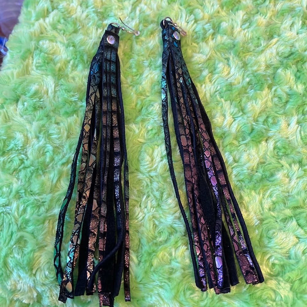 Shiny green purple fringe leather earrings - Picture 7 of 8